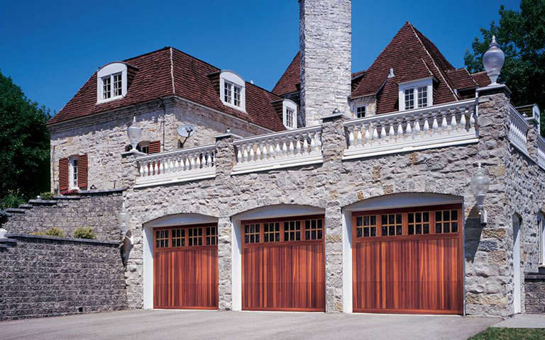 霍州陽光小區實木車庫（kù）門