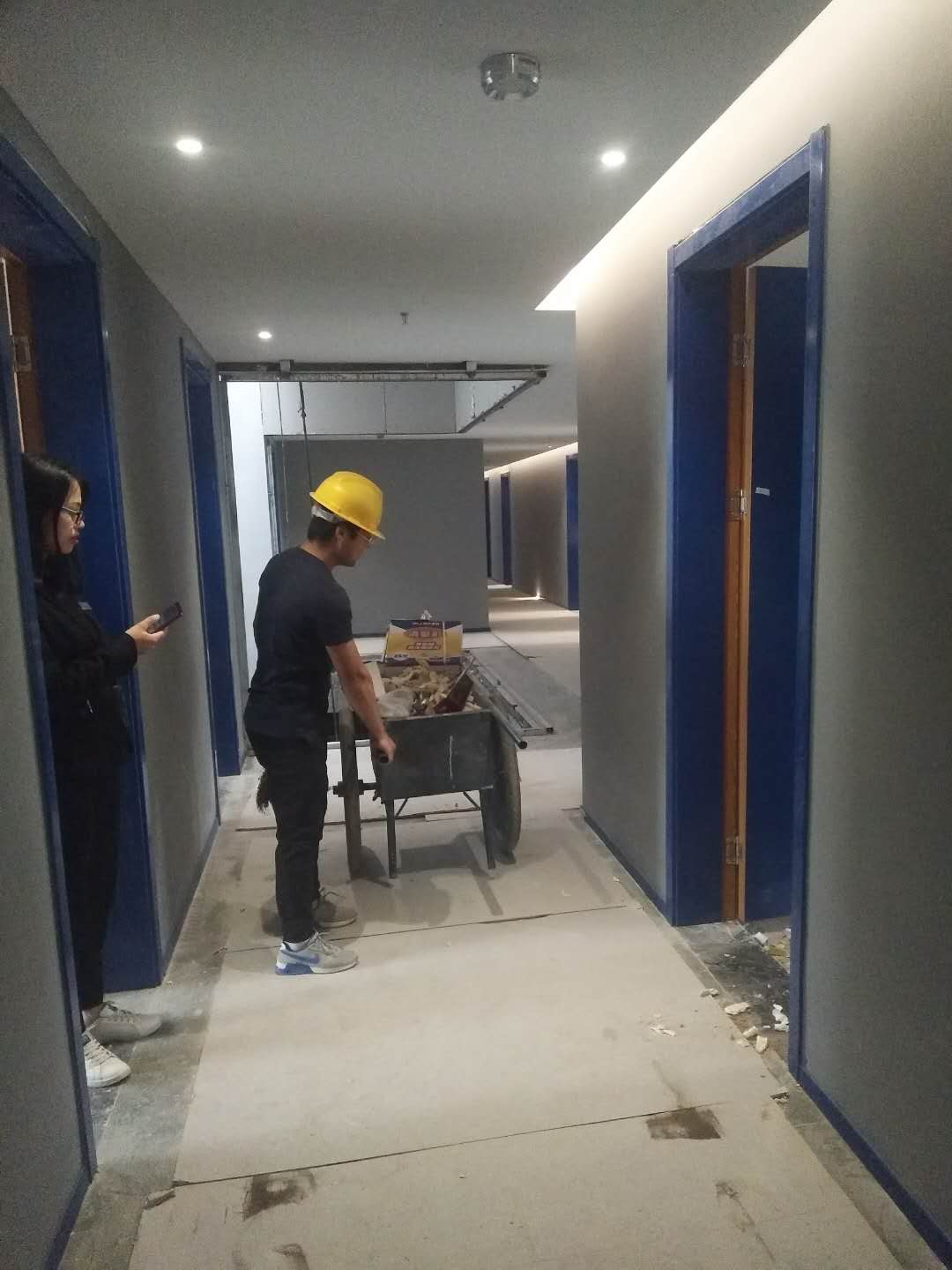 2018年5月6日工師傅們在實施***後一道工序打膠並打掃衛（wèi）生。