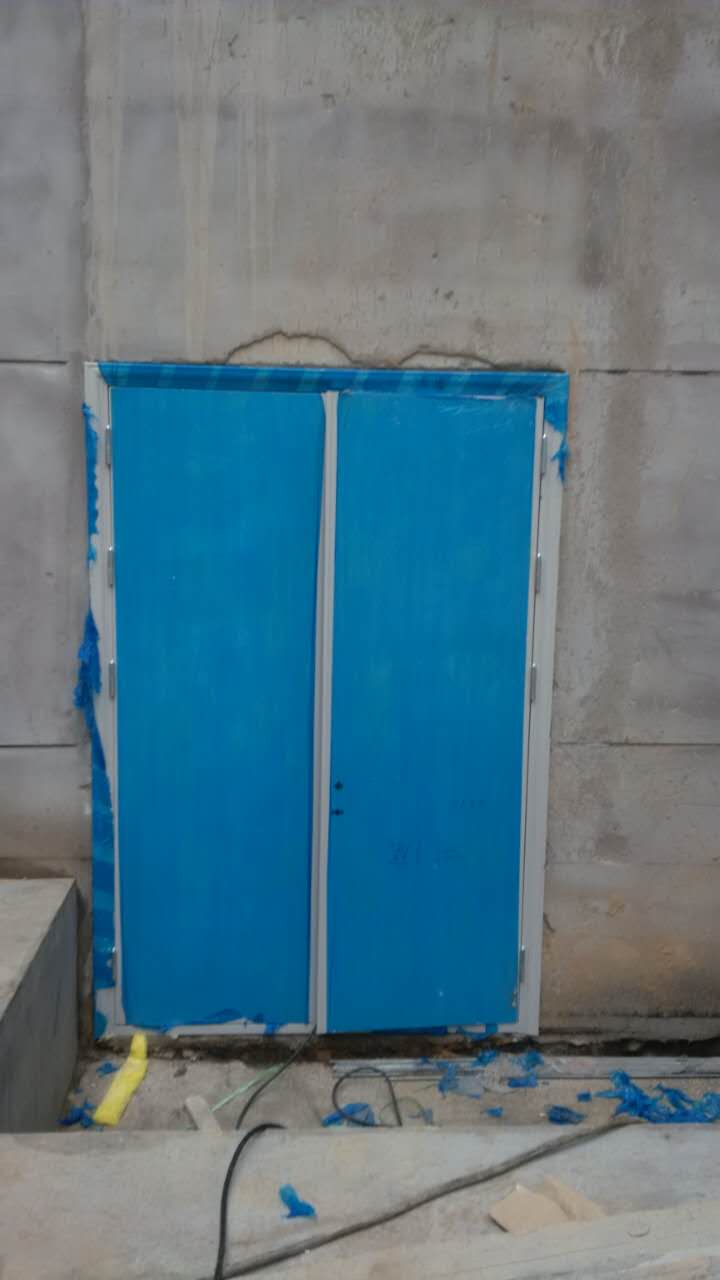 2018年8月11日呂梁工地晚上加班（bān）安裝配（pèi）電室的防（fáng）火門